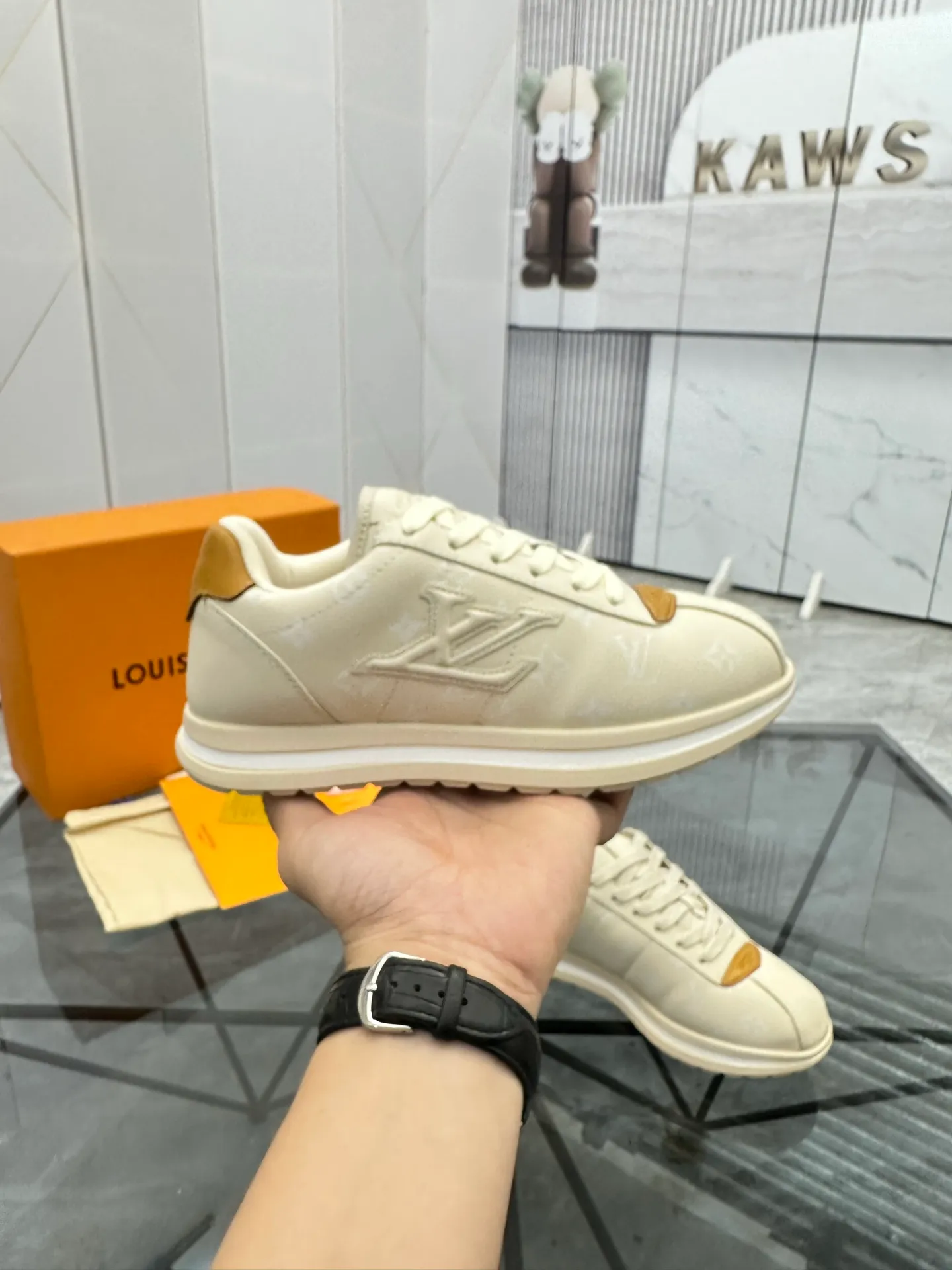 Men's shoes: 💰P700¥ Top quality Product trademark: LV* "Louis Vuitton*" low-top casual shoes Regular size: 35-45 (can be customized to 46) Couple style Product materials: Imported cowhide upper, breathable lining, original outsole. Number: two